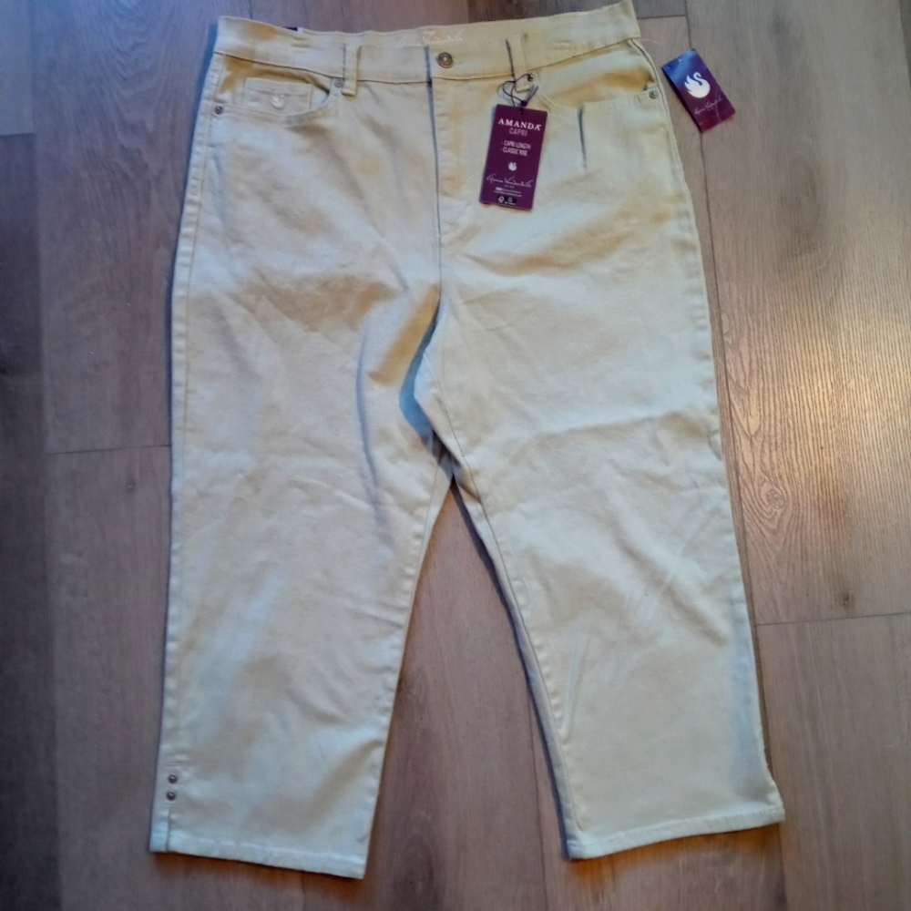 Gloria Vanderbilt pale green Amanda Capris